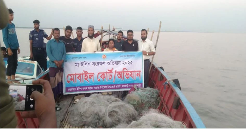 মা ইলিশ রক্ষায় অভিযান, ২১ জেলে আটক